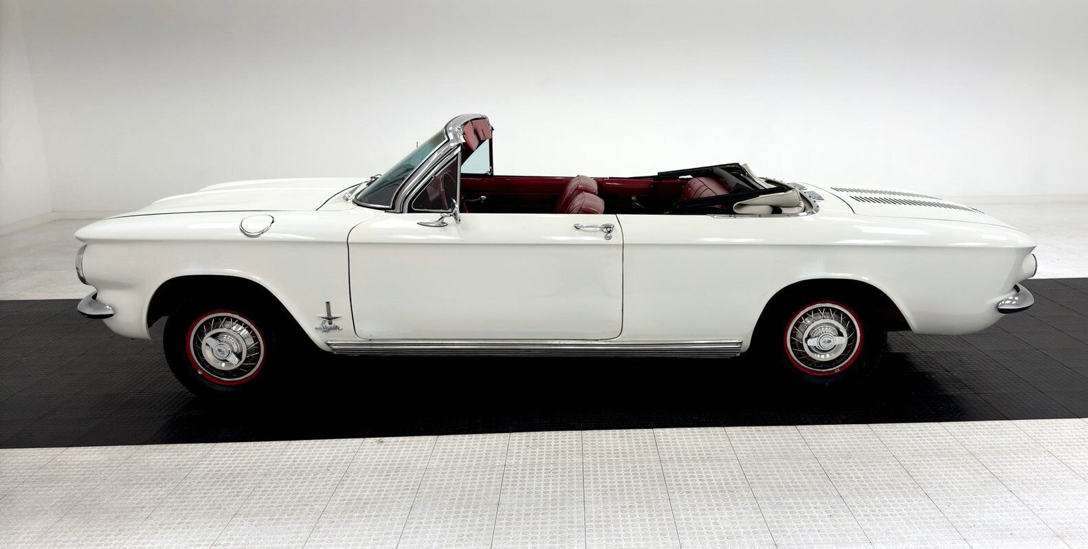 Chevrolet-Corvair-Cabriolet-1963-White-Red-136517-3