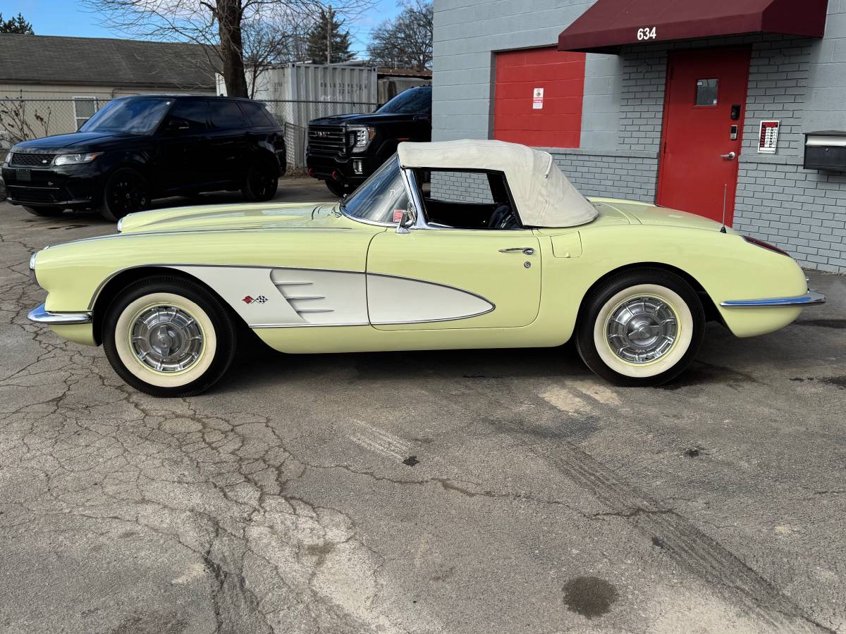 Chevrolet-Corvette-1959-yellow-322-1