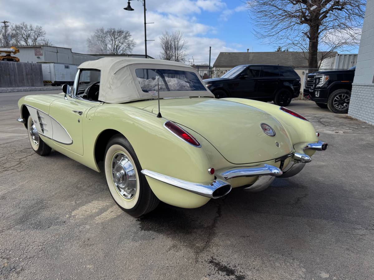 Chevrolet-Corvette-1959-yellow-322-2