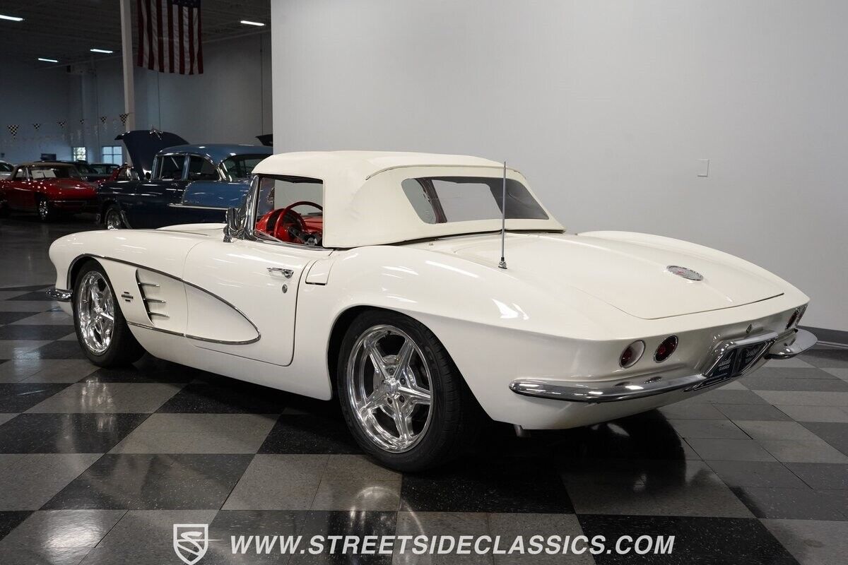 Chevrolet-Corvette-1961-White-Red-8349-9