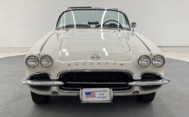 Chevrolet-Corvette-1962-30904-1