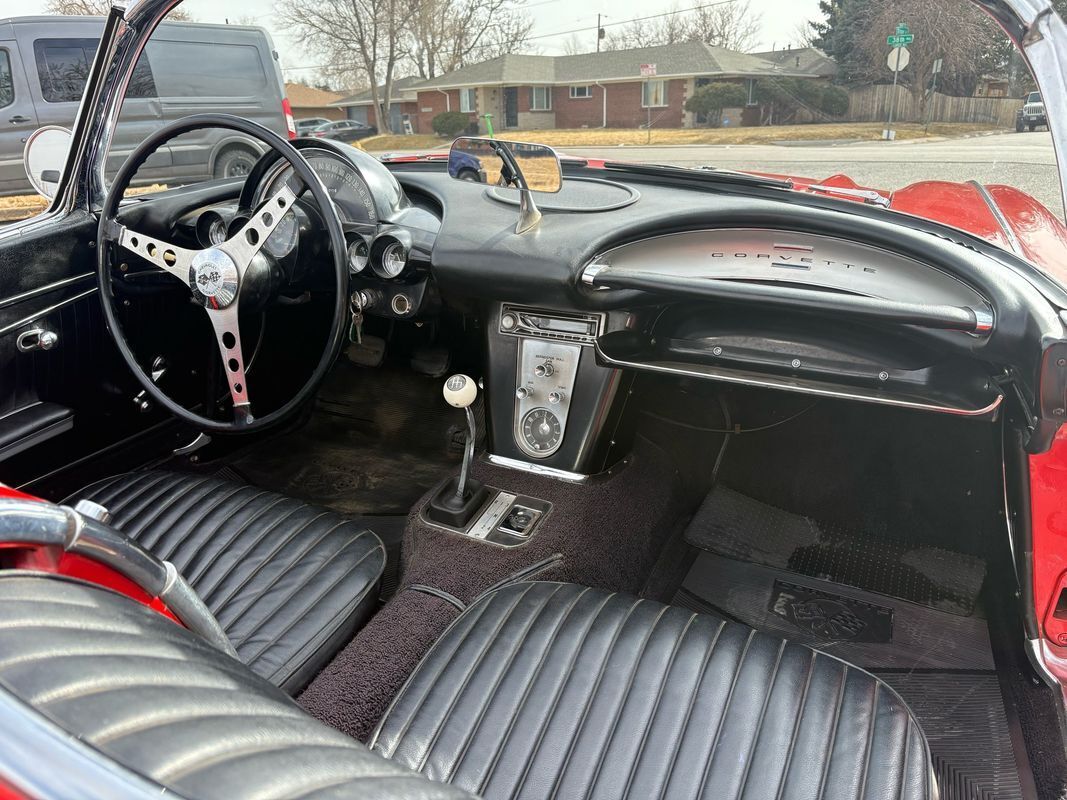 Chevrolet-Corvette-1962-Red-Black-123292-34