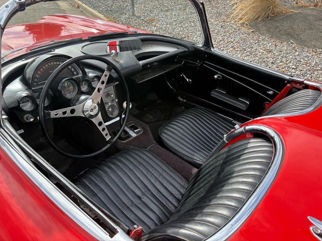 Chevrolet-Corvette-1962-Red-Black-123292-8