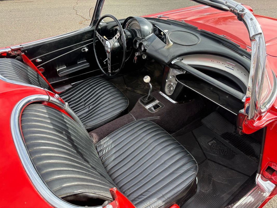 Chevrolet-Corvette-1962-Red-Black-123292-9