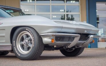 Chevrolet-Corvette-1963-Silver-Red-7952-3