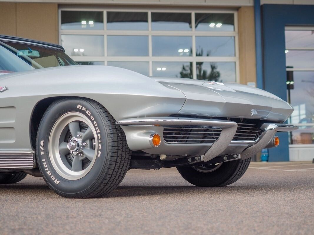 Chevrolet-Corvette-1963-Silver-Red-7952-3