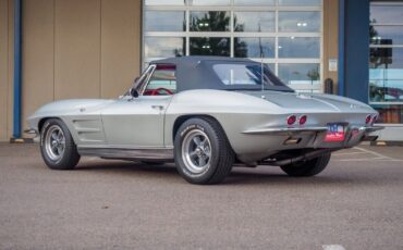 Chevrolet-Corvette-1963-Silver-Red-7952-6