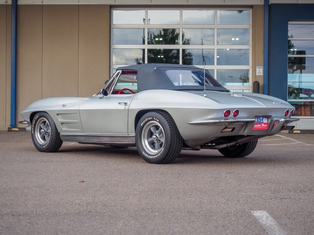 Chevrolet-Corvette-1963-Silver-Red-7952-6