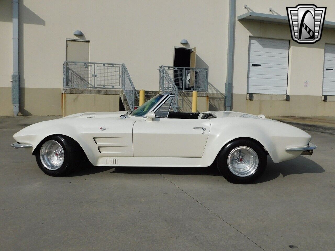 Chevrolet-Corvette-1964-White-Black-15084-6