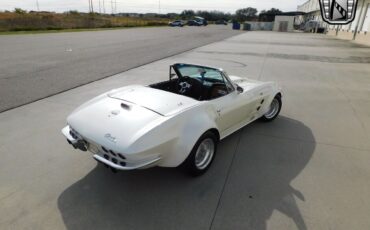 Chevrolet-Corvette-1964-White-Black-15084-9