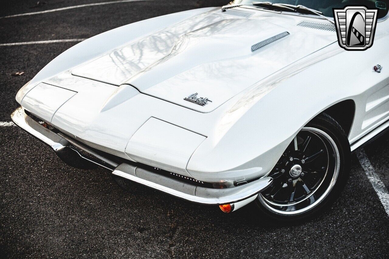 Chevrolet-Corvette-1964-White-Tan-1749-10