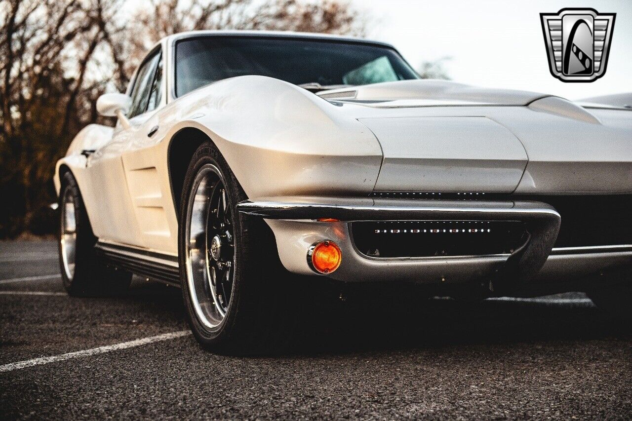 Chevrolet-Corvette-1964-White-Tan-1749-11