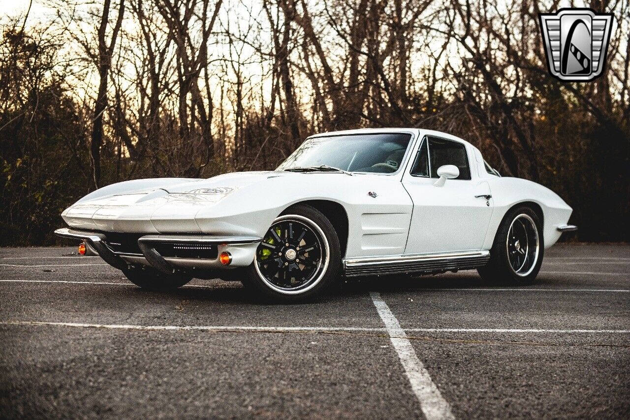 Chevrolet-Corvette-1964-White-Tan-1749-2