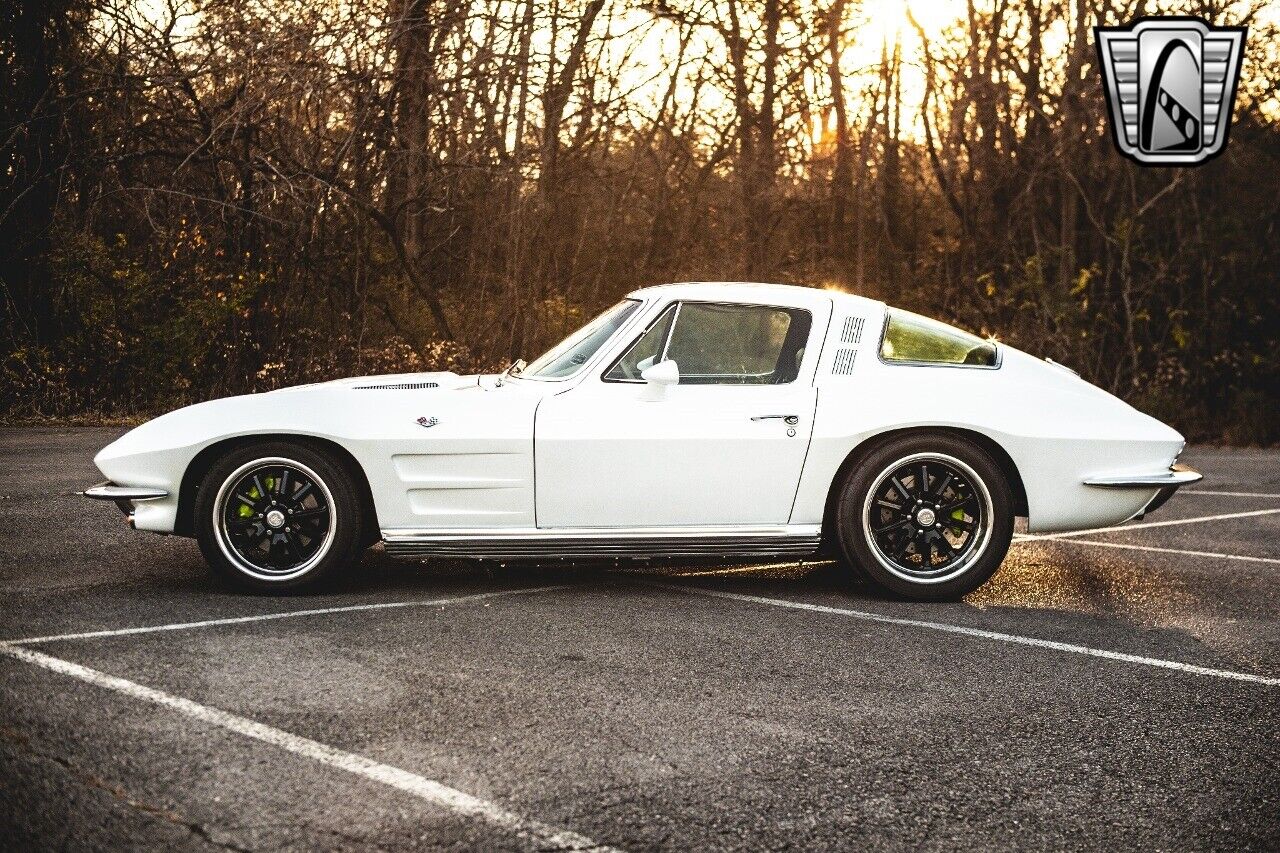 Chevrolet-Corvette-1964-White-Tan-1749-3