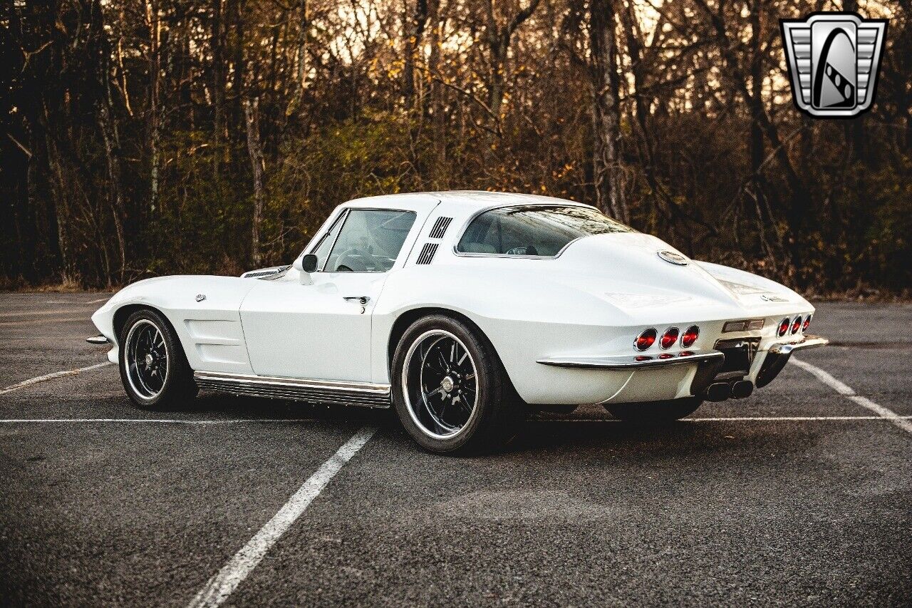 Chevrolet-Corvette-1964-White-Tan-1749-4