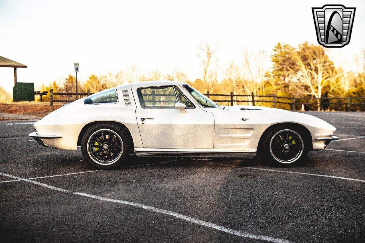 Chevrolet-Corvette-1964-White-Tan-1749-7