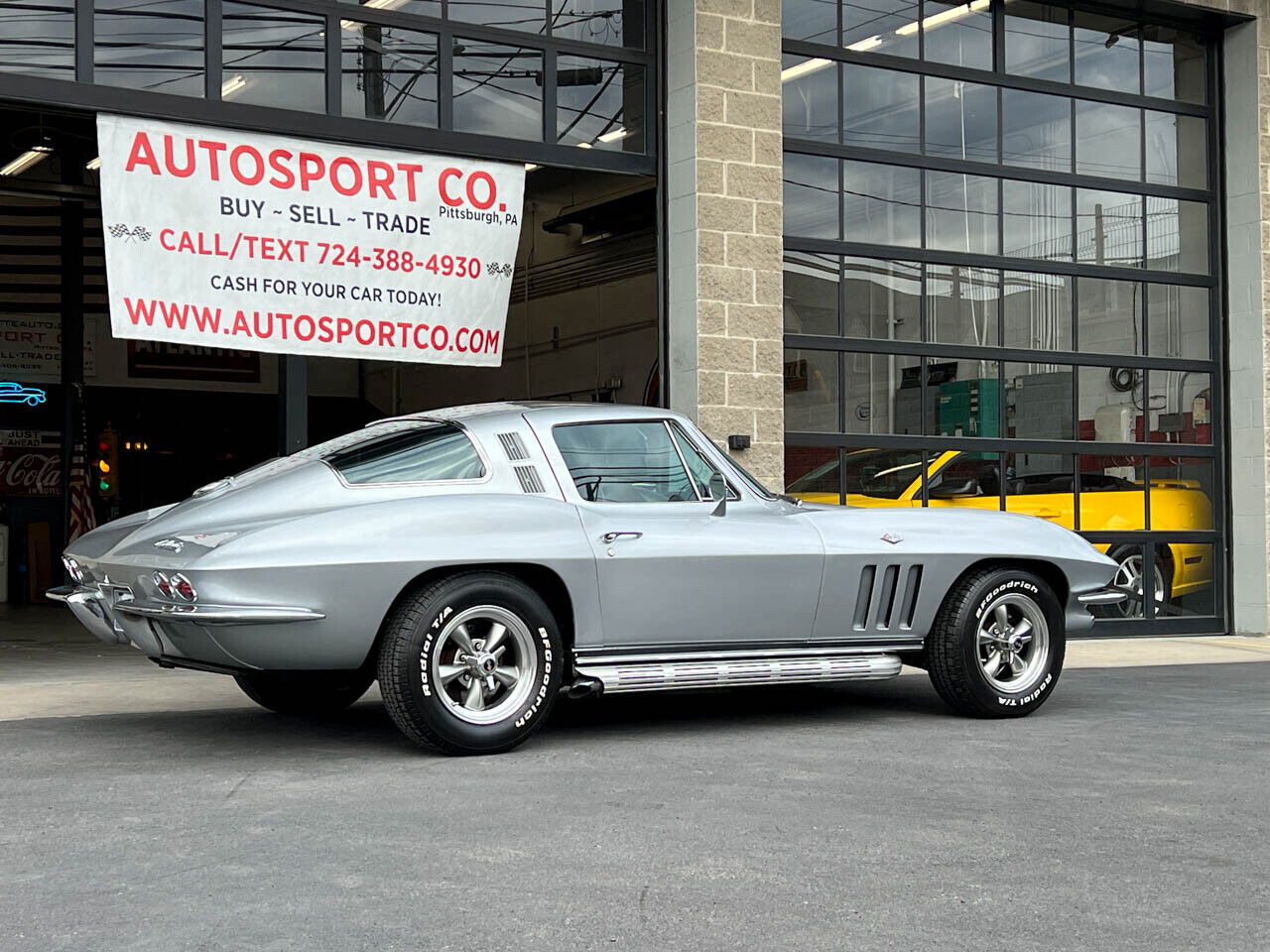 Chevrolet-Corvette-1965-Silver-Black-18516-4