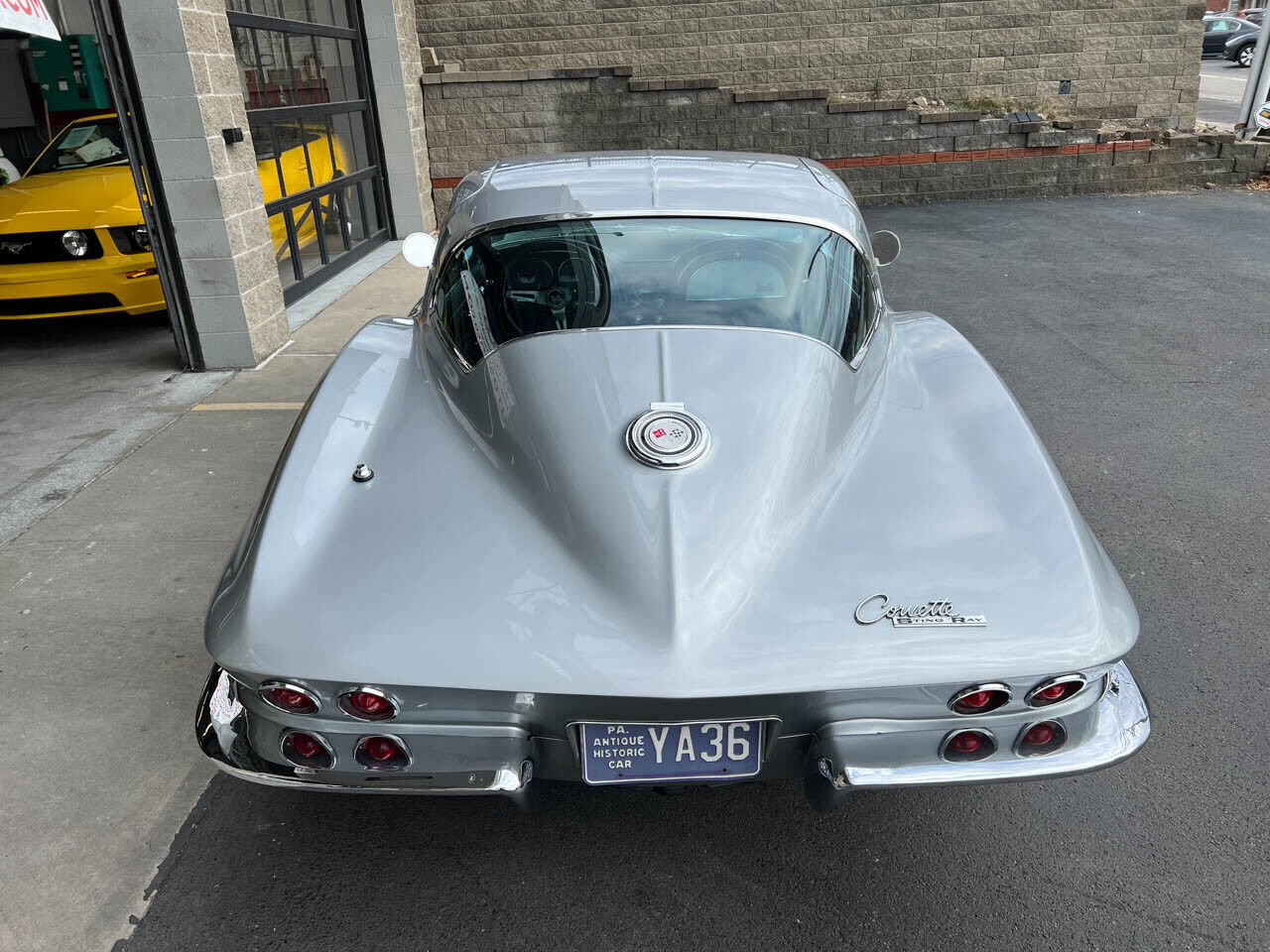 Chevrolet-Corvette-1965-Silver-Black-18516-8