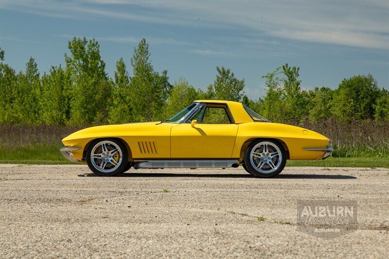 Chevrolet-Corvette-1965-Yellow-Black-7461-1