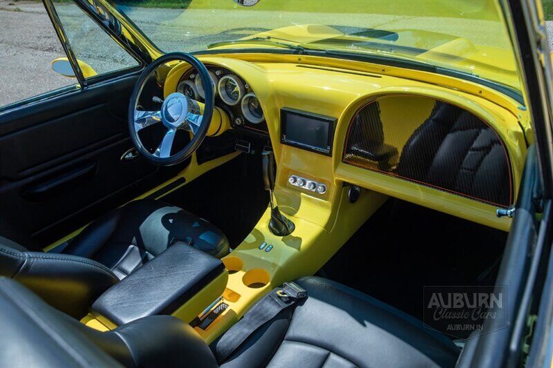 Chevrolet-Corvette-1965-Yellow-Black-7461-21