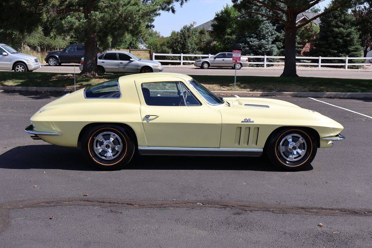 Chevrolet-Corvette-1966-yellow-115427-1