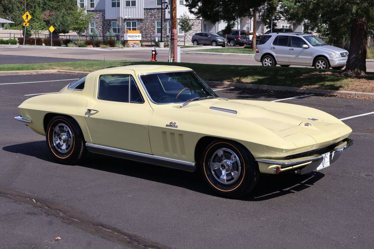 Chevrolet-Corvette-1966-yellow-115427-5