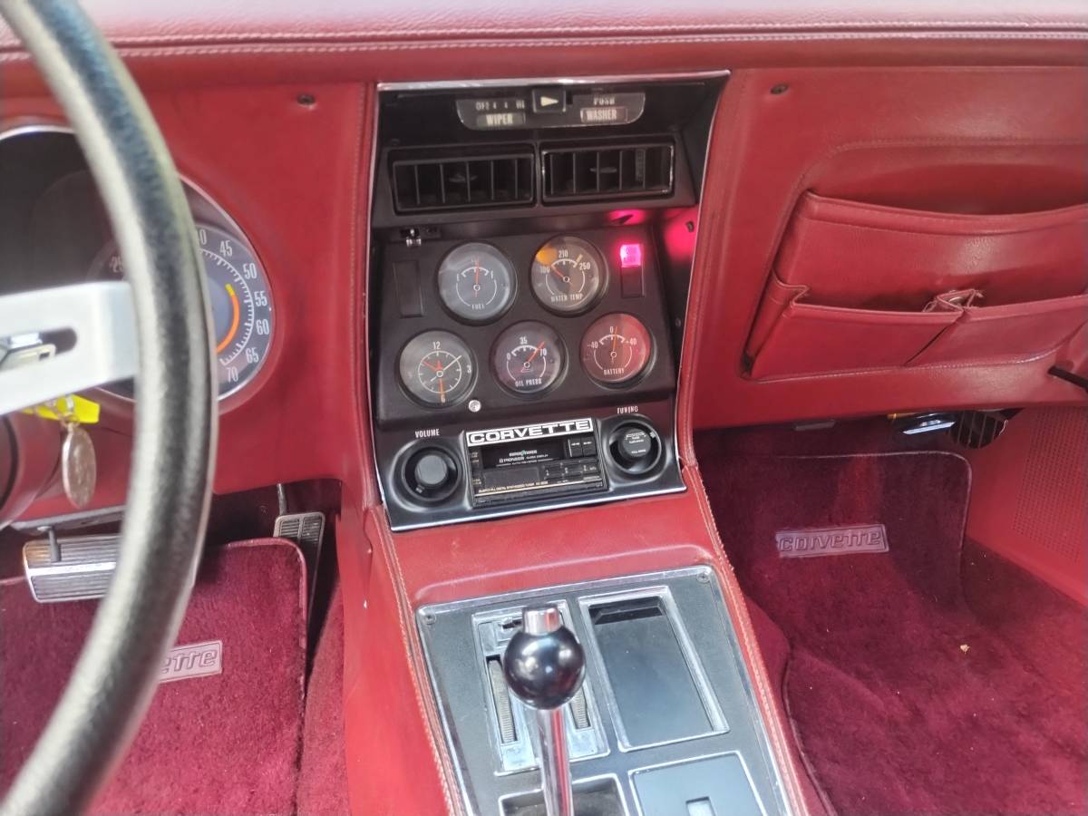 Chevrolet-Corvette-1973-grey-37490-1