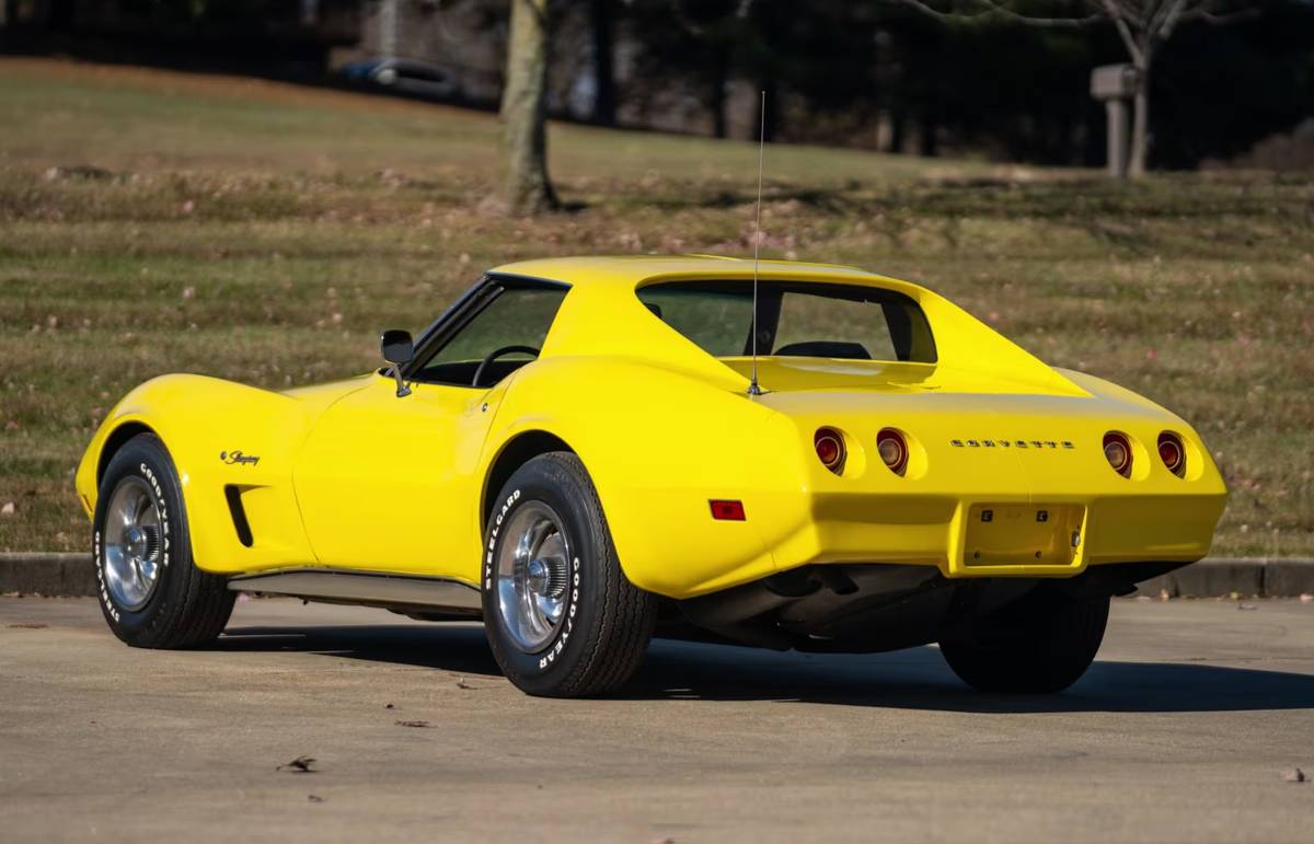 Chevrolet-Corvette-1974-7012-2