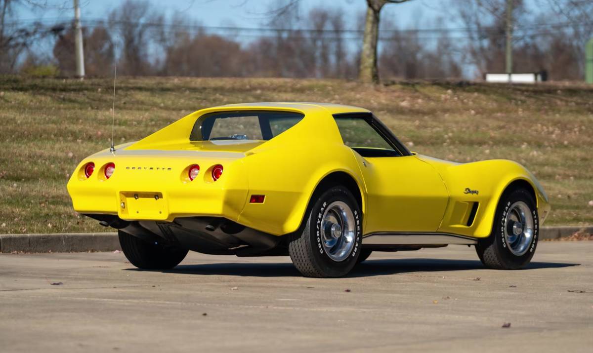 Chevrolet-Corvette-1974-7012-5