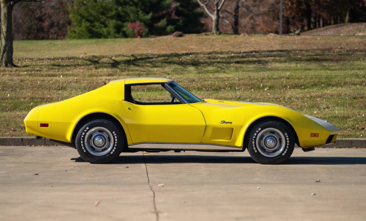 Chevrolet-Corvette-1974-7012-6