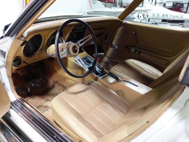 Chevrolet-Corvette-1975-White-Tan-60700-8