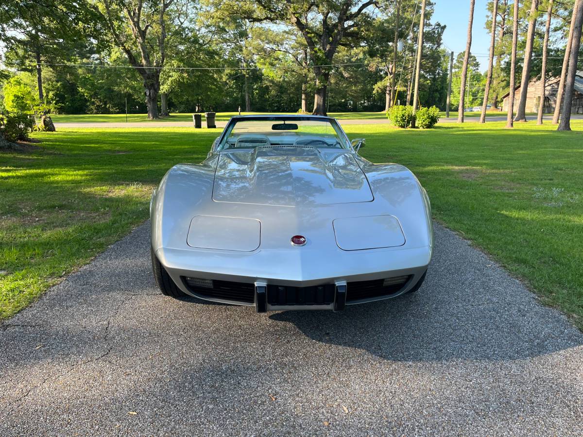 Chevrolet-Corvette-1975-silver-57936-1