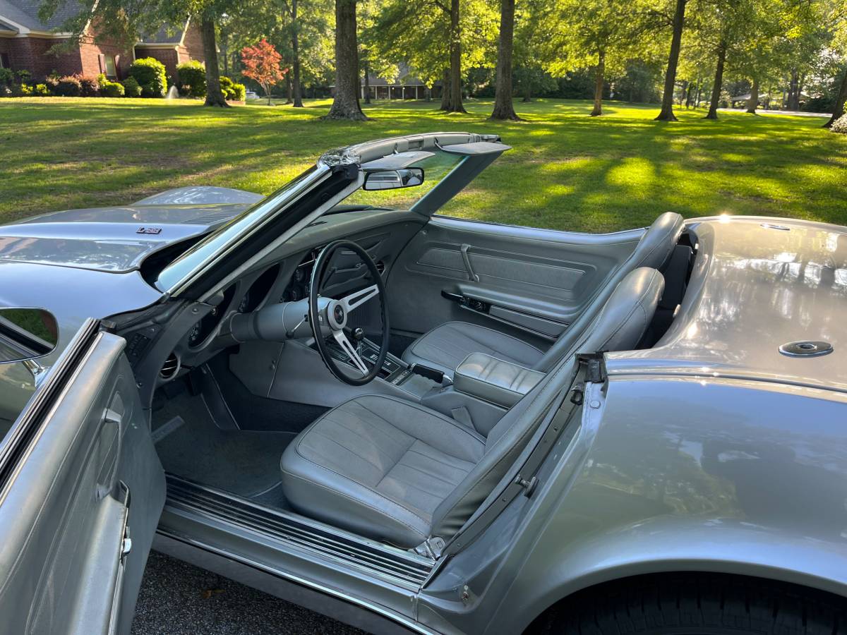 Chevrolet-Corvette-1975-silver-57936-11