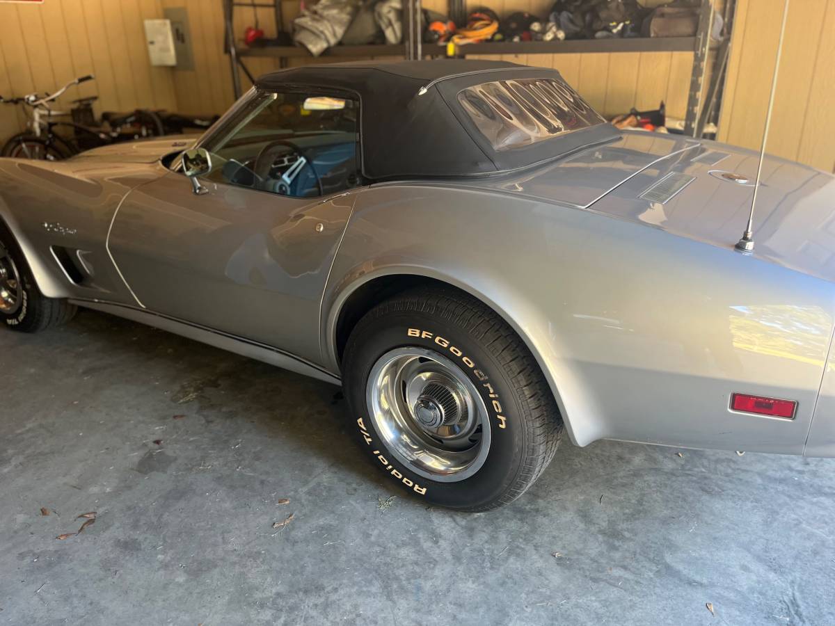 Chevrolet-Corvette-1975-silver-57936-14