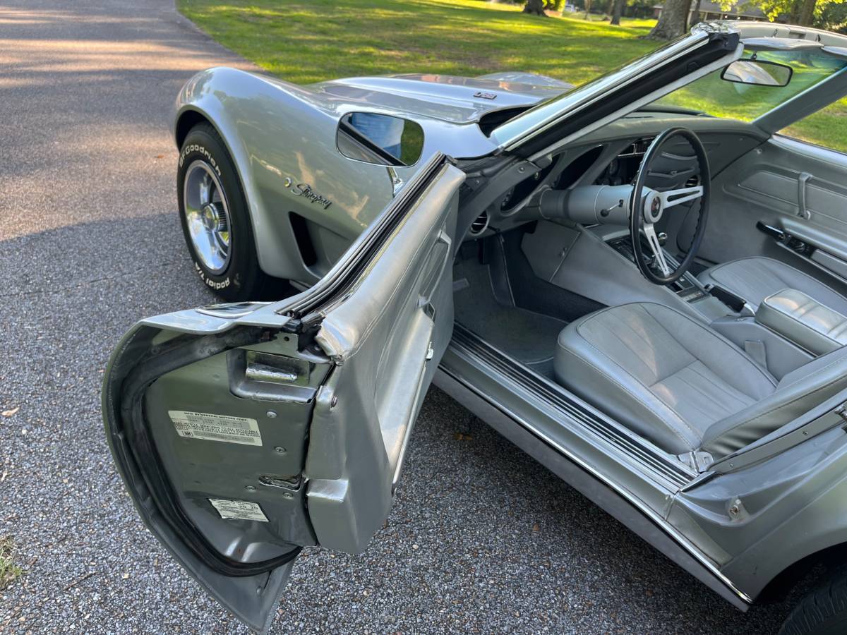 Chevrolet-Corvette-1975-silver-57936-3