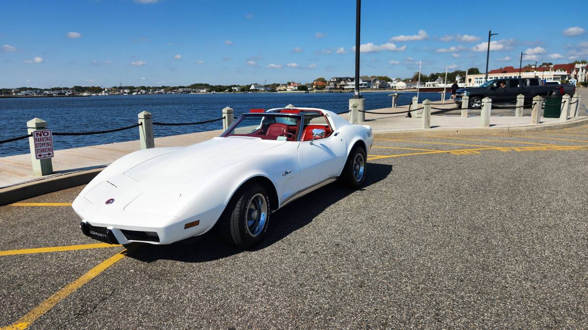 Chevrolet-Corvette-1976-white-167371-2