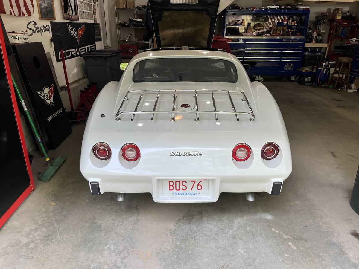 Chevrolet-Corvette-1976-white-27359-1