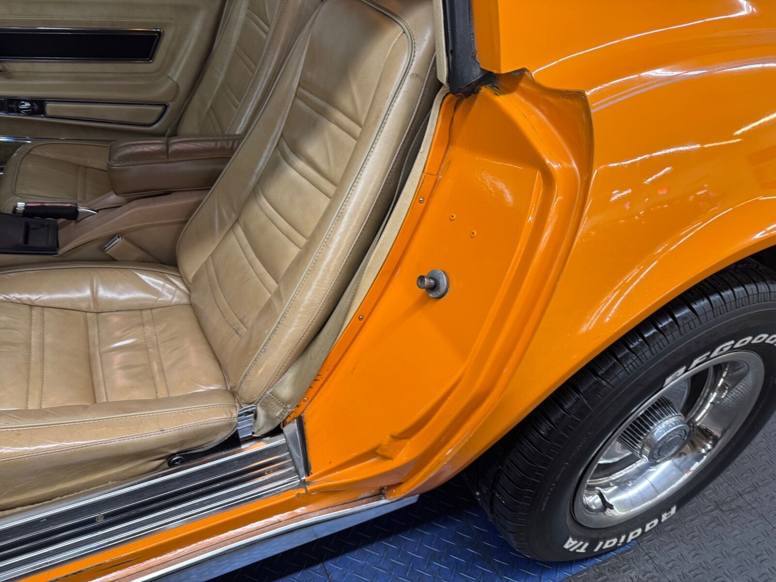 Chevrolet-Corvette-1977-Orange-Tan-132275-27