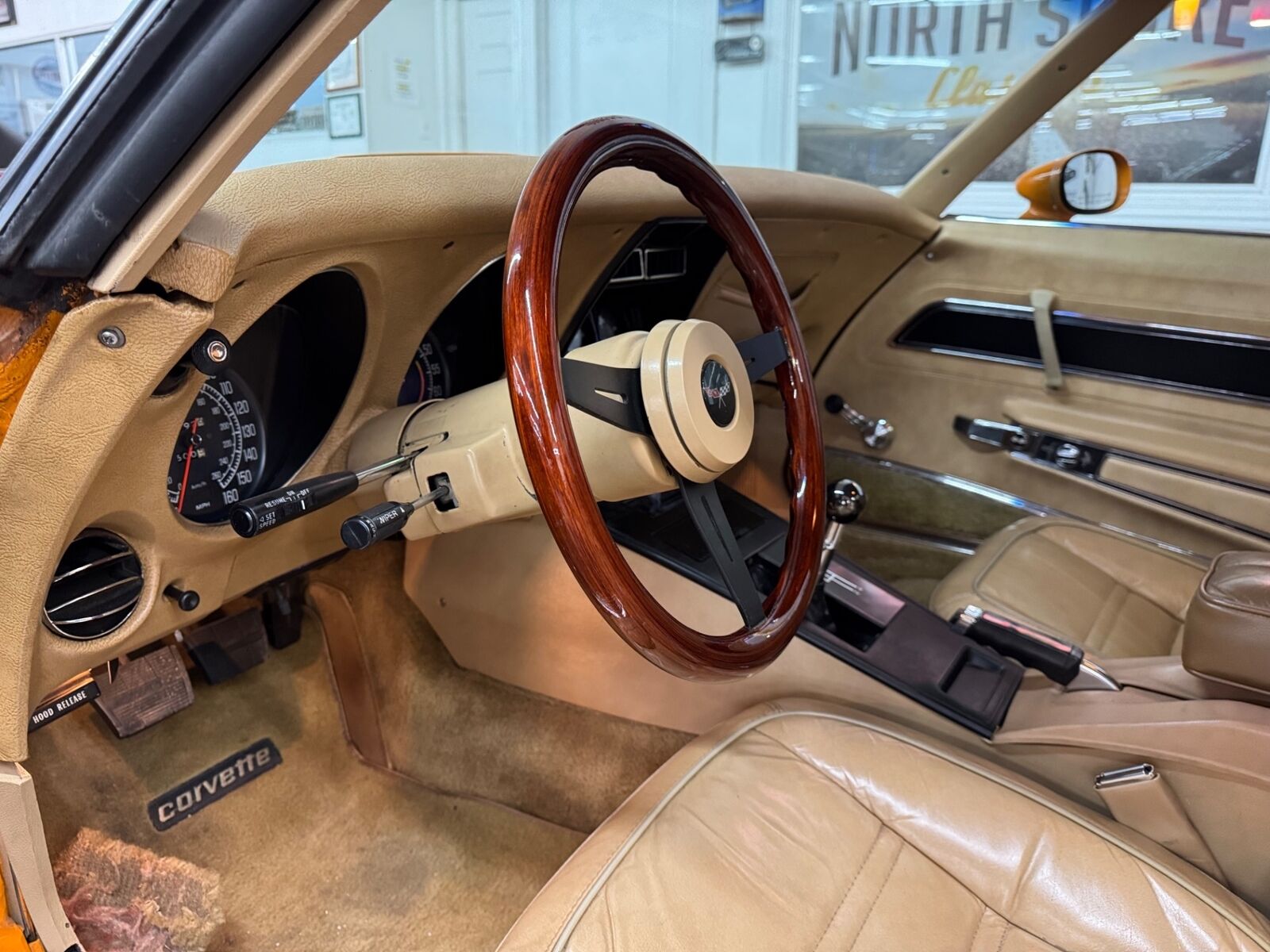 Chevrolet-Corvette-1977-Orange-Tan-132275-30