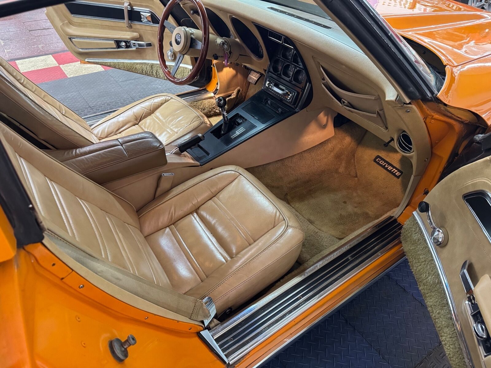 Chevrolet-Corvette-1977-Orange-Tan-132275-36