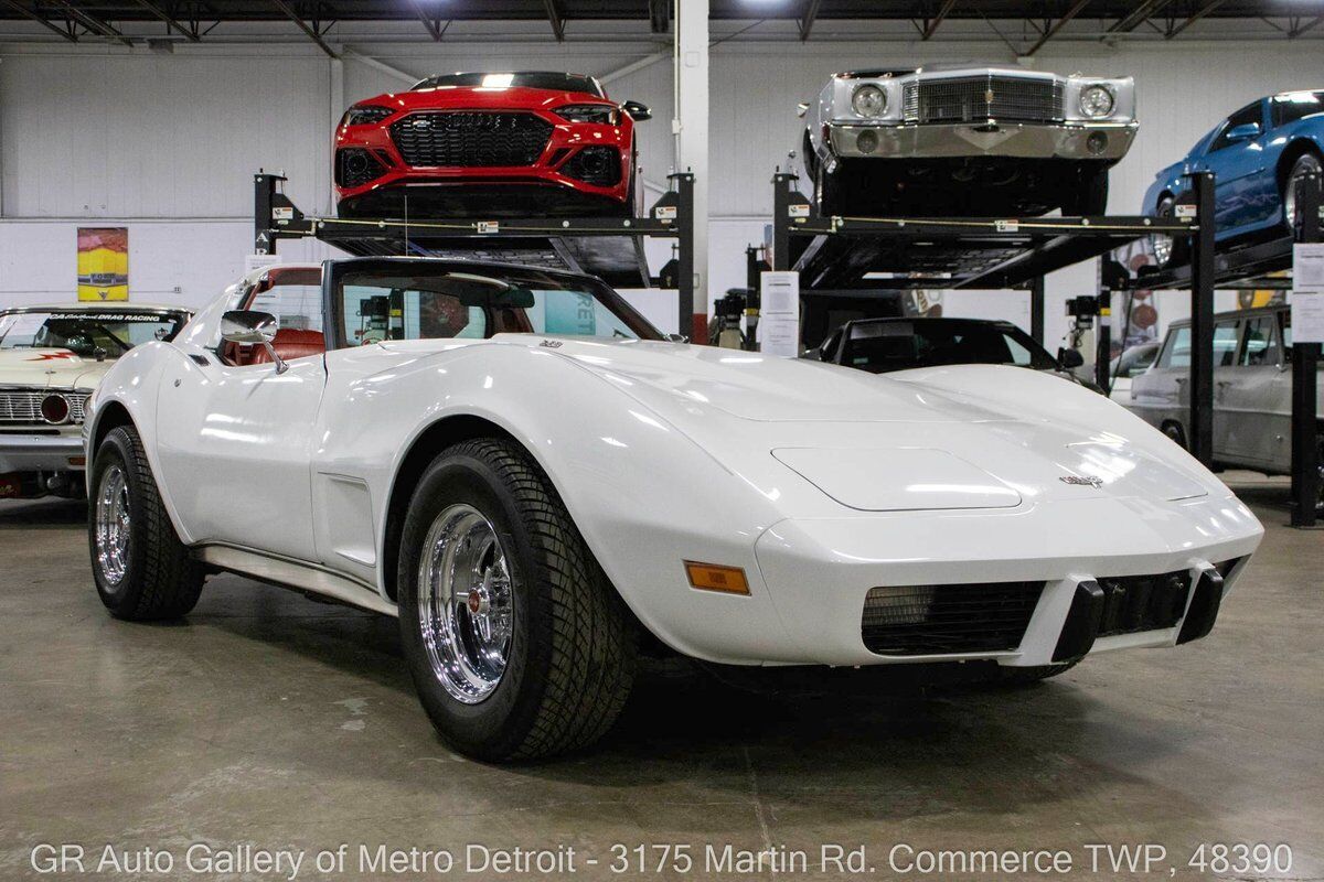 Chevrolet-Corvette-1977-White-Red-140758-10