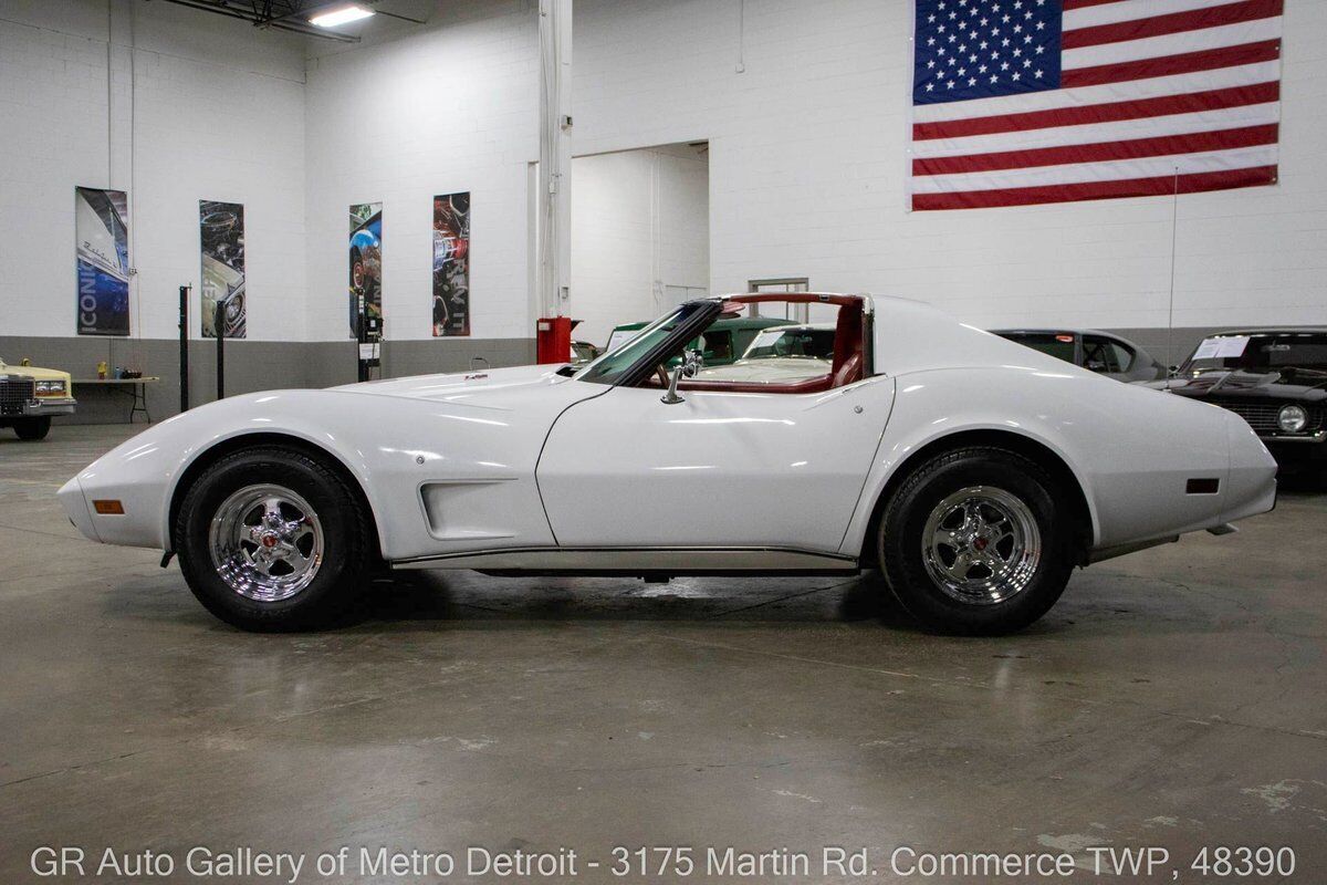 Chevrolet-Corvette-1977-White-Red-140758-3