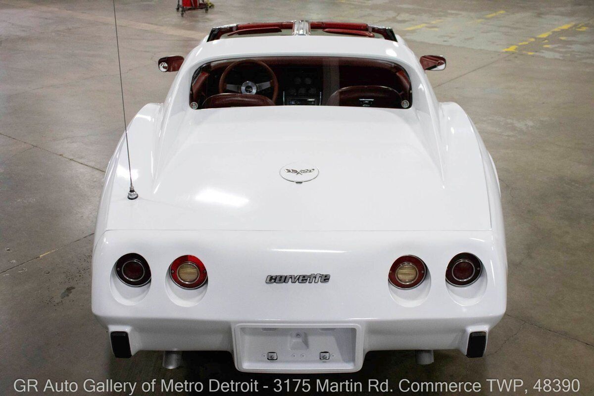 Chevrolet-Corvette-1977-White-Red-140758-5