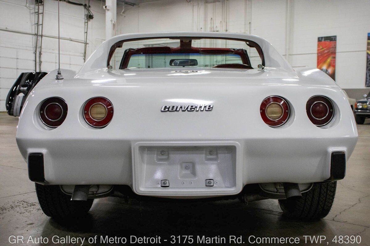 Chevrolet-Corvette-1977-White-Red-140758-6