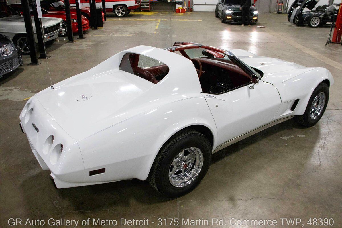 Chevrolet-Corvette-1977-White-Red-140758-7