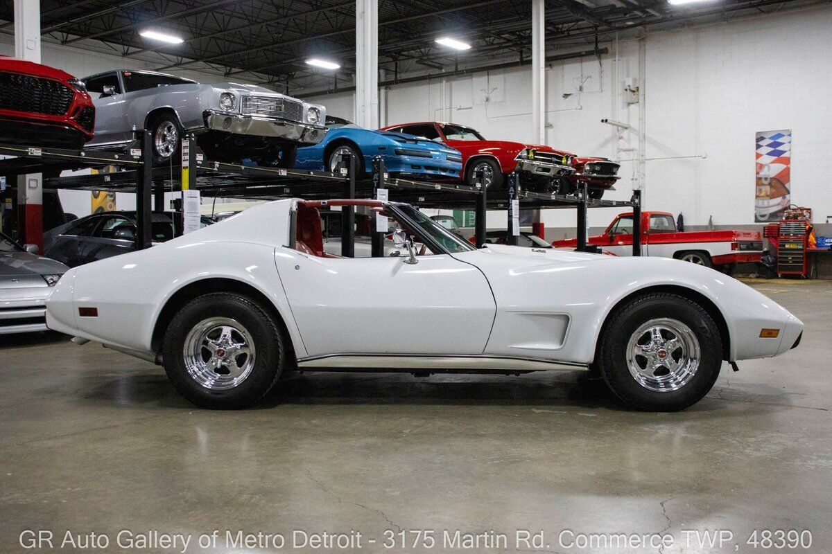 Chevrolet-Corvette-1977-White-Red-140758-8