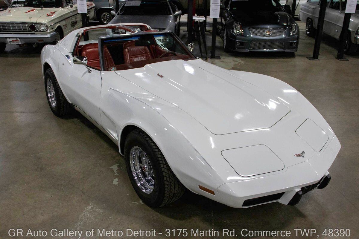 Chevrolet-Corvette-1977-White-Red-140758-9