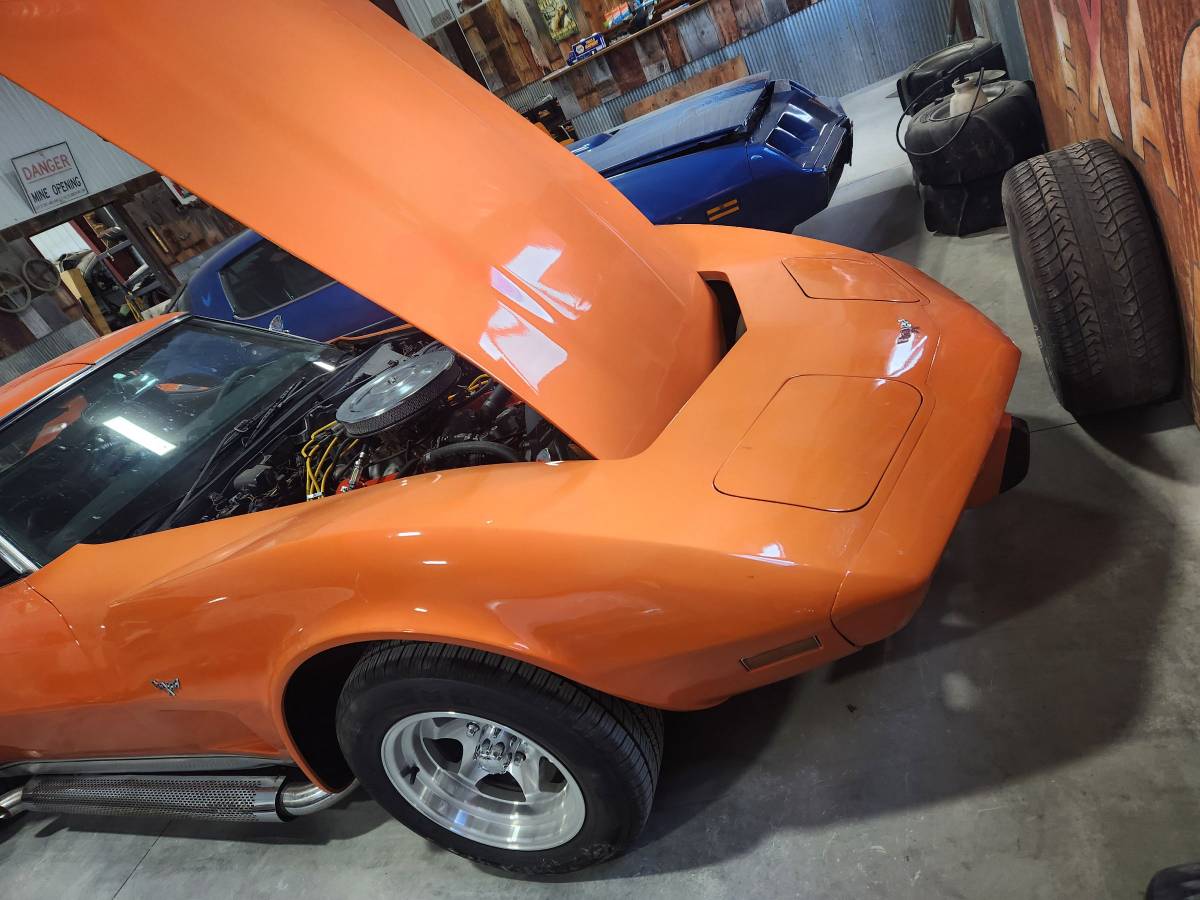 Chevrolet-Corvette-1977-orange-83686-2