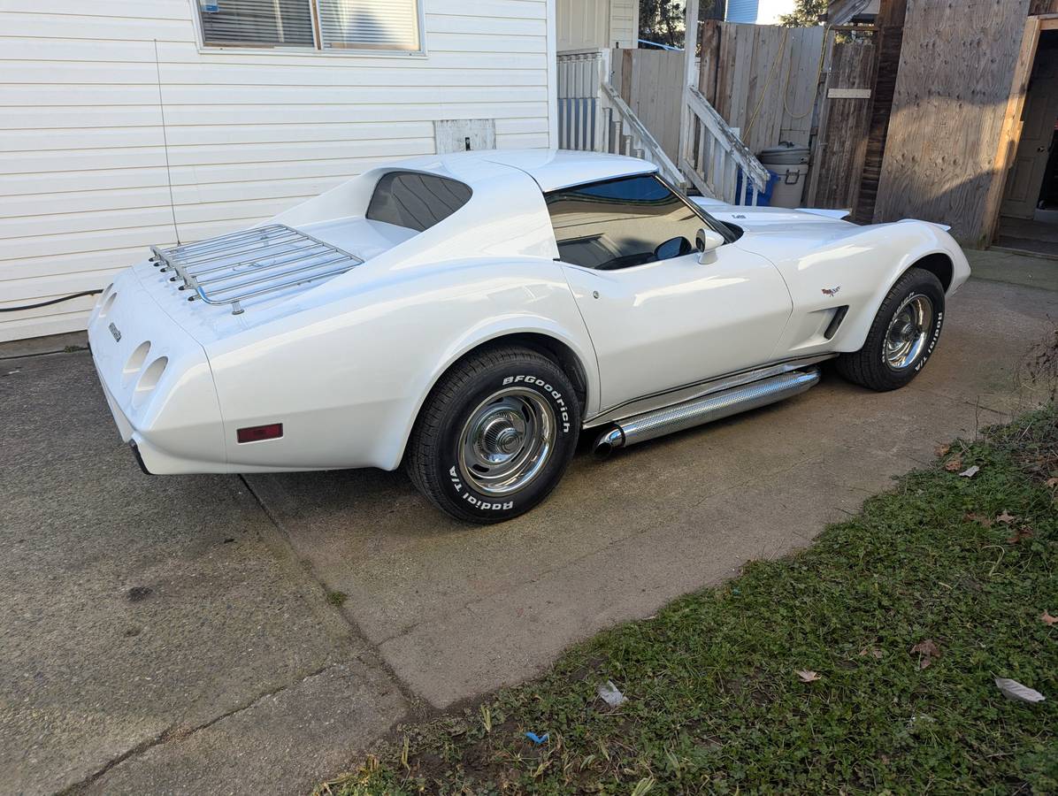 Chevrolet-Corvette-1977-white-144841-2