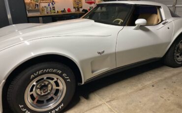 Chevrolet-Corvette-1979-white-88514-4